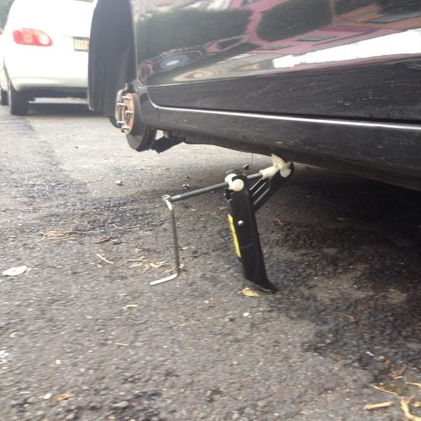 alineaciones's tweet photo. Vecinos de @LaRomaDF: esta mañana mi coche amaneció sin llantas frente a mi casa. Tomen sus precauciones. http://t.co/hoHdnBU5hJ