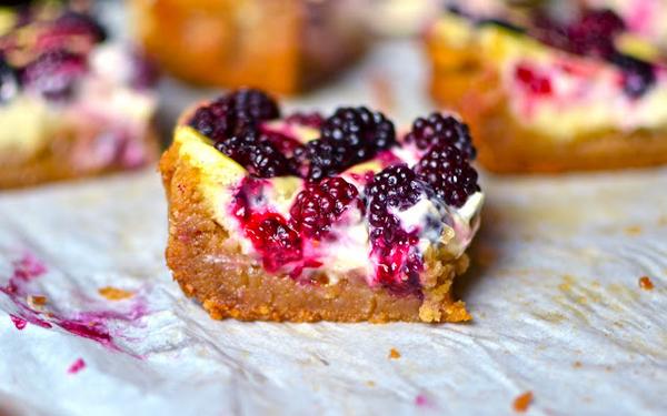 CookCool's tweet photo. Indulge in delicious blackberry cheesecake dessert bars with brown sugar crust. More: http://t.co/rhghTFw1rm http://t.co/5BEsnk9ekR