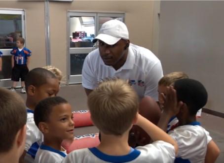 Anthony Davis &amp; #Chiefs players continue to support <a href="/usafootball/">USA Football</a> leading drills for youth. #HeadsUpFB #ChiefsKingdom