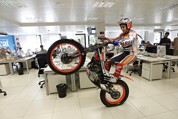 Toni Bou también ha dado gasss hoy en la redacción de <a href="/diariARA/">diariARA</a> Vía @bertral y @ARA_nuriagarcia #ToniBouenGira