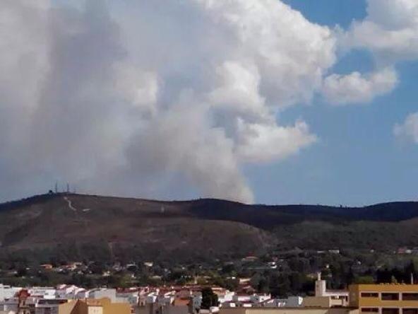 DYALAlacanti's tweet photo. Imágenes del #IFMariola que se ha declarado hace cerca de 1 h, vía @UBE_bombers http://t.co/Jc4NTLJGk4