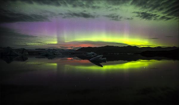EuroGeosciences's tweet photo. Amazing image of reflection of arora and #Holuhraun eruption credit: http://t.co/LjQKZPA6zC @dyngjujokull @lava_ice http://t.co/lZfCLPTWb5