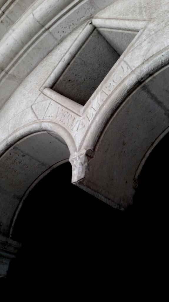 Perot_lolladre's tweet photo. @lo_Vermell la vas estar lian pel monestir de Santes Creus eh?! http://t.co/g2B627PlyG