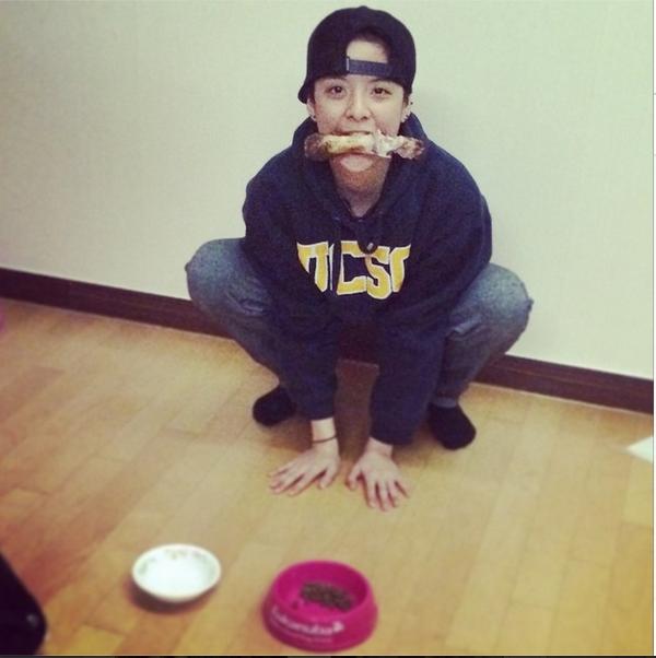ambroliu's tweet photo. 140910 Amber instagram update " 멍멍! woof woof! " http://t.co/Fg21EMXeqT http://t.co/3x2cPYUSNi