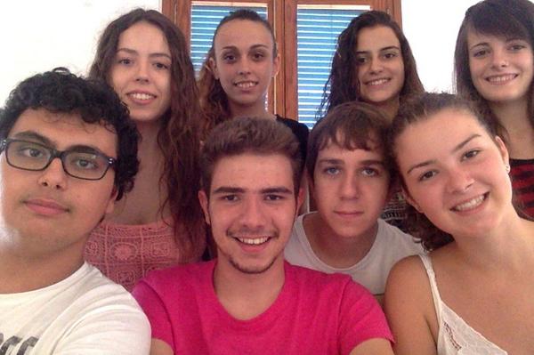 Des d'ací alguns festers joves 2015 us saludem mentre comencem a fer feina per fer unes bones festes per al 2015