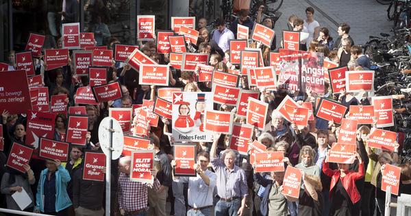 protest against dismissal of 26 stern magazine staff #BParty14