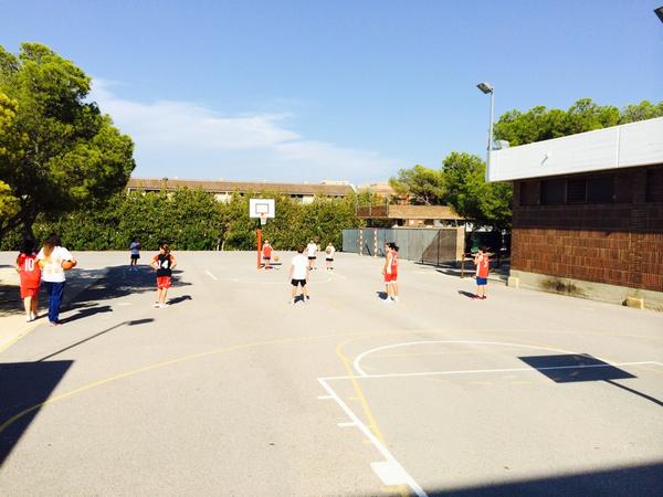 BASKETERESIANAS's tweet photo. Bien empezamos el primer día d puertas abiertas!!Muchos niños vienen aprobar, esperemos qse queden! #123Teresianas http://t.co/lGFf9m5PV0