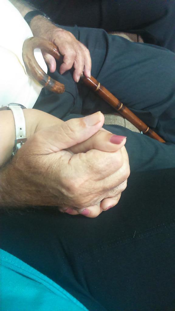 LocaDuran's tweet photo. Que me agarre la mano durante horas y no me la suelte. Lo quiero muchisimo. http://t.co/rChEEEnHJI