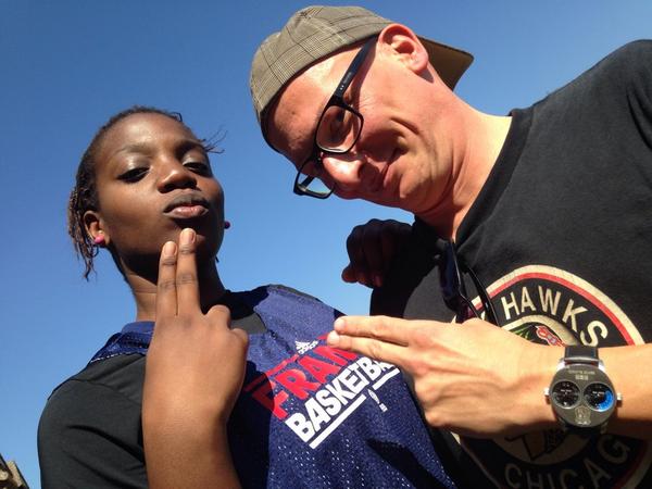 ManuRouxJO's tweet photo. Quand une #Braqueuse se fait braquer...:-) @Endidi711 #basket #Mondial2014 http://t.co/oTkwMk1GeF