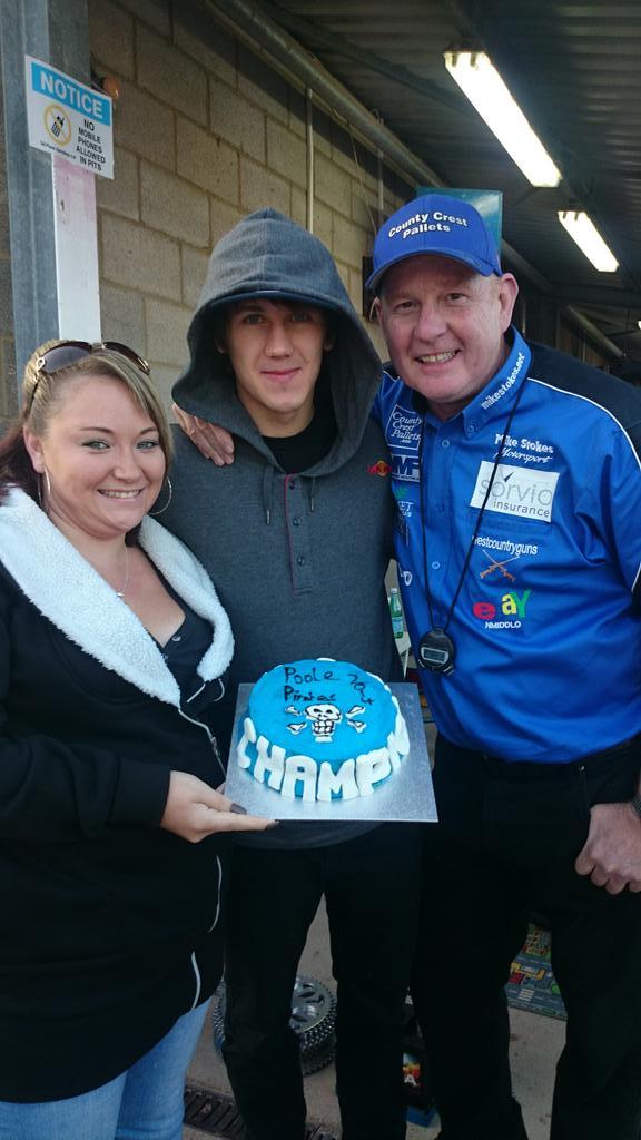 vatcher25's tweet image. Me with @MaciejJanowski1 n @middlo57 with the team cake well done pirates #PiratePride piratepride 👊xxxxx