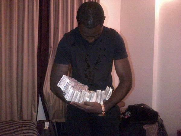 Frenna777's tweet photo. “@Geechi_HPF: Holdin it like it's my first Born lol#Queen#Lizzygang http://t.co/XtUVOaLeeT” ahahahhah je pak me ! 😂