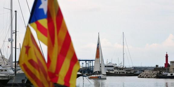 JordiElDandy's tweet photo. Vaixell de llibertat! "#IndependenceOne, aclamat durant la seva estrena al port de Cambrils" http://t.co/7pcM2dZDOB http://t.co/W7g4ECEMhn