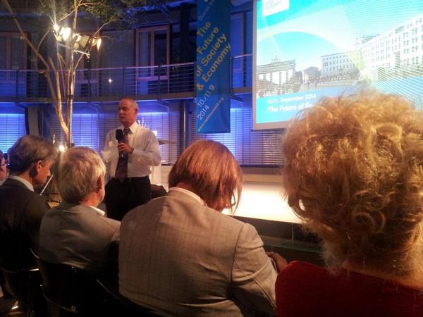 ulfbrandes's tweet photo. "The next @Uber? That's the local taxi drivers' cooperative!" says @JeremyRifkin #collaborativecommons #visionsummit http://t.co/6r22Ra2zQR
