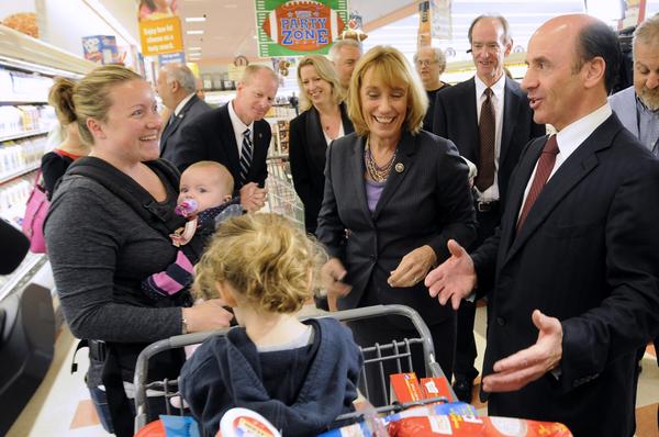 timjeanphoto's tweet photo. Arthur T. Demoulas &amp; @GovernorHassan surprised shoppers at Londonderry #marketbasket Video:  http://t.co/S0hoPv2j2u … http://t.co/iN853msZu9