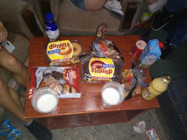 Paatt12's tweet photo. Buenas meriendas en el cuarto. http://t.co/tRWS14luNS