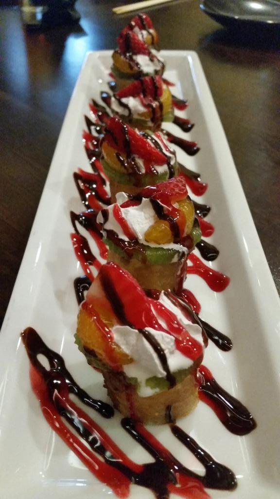drew4524's tweet image. Dessert time...Banana Split Maki @RAsushi #KeepingitRA in #orlando