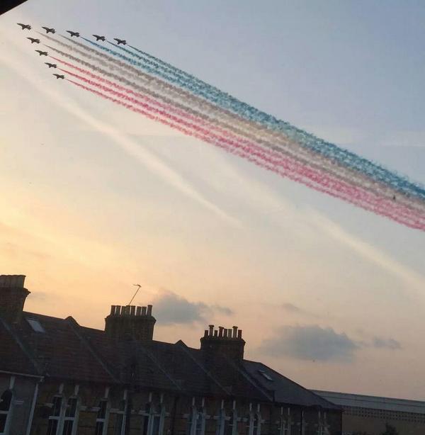 Red Arrows flying over Walthamstow to the opening of the Invictus Games  #Letthegamesbegin @InvictusLondon