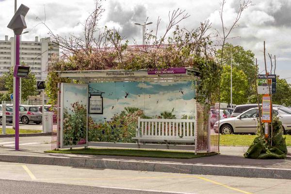 lhorreur404's tweet photo. A Nantes, des abribus sont transformés en incroyables créations florales. http://t.co/pvWfx3O2Wi