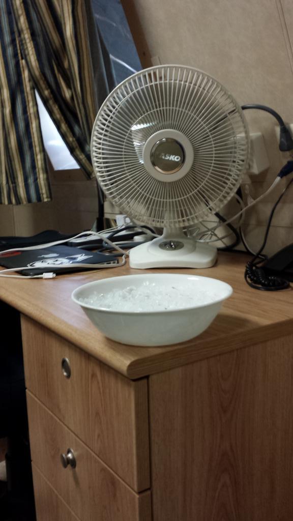 chrisstick90's tweet photo. Old school A/C for the win! @AliciaRoyer @TheEvaRoyer http://t.co/WBhO8H8dd1