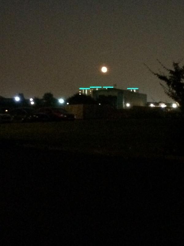 EmmaRidgersx's tweet photo. Can we all please take a minute to appreciate how amazing the moon looks 😍🌚 #GayTweet #AmazingThough http://t.co/qZnNCeHX2G