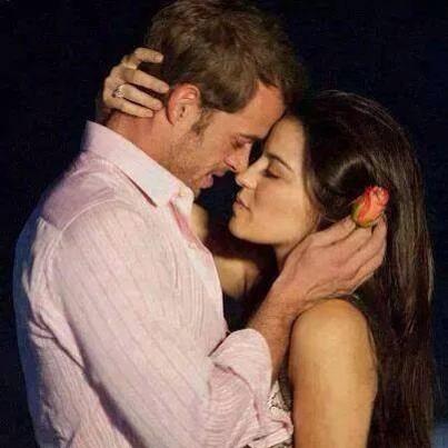 خدني اليك حبيبي
خذنى حكاية شوق يطويها الانين
خذنى حكاية عشق ودروبى حنين
خذنى بين ضلوعك يفوح عطر انفاسك بأجمل رياحين