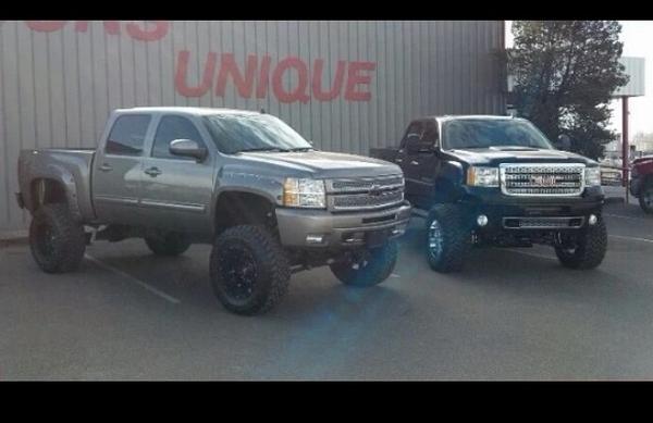 _LiftedTrucks_'s tweet image. RT for left fav for right