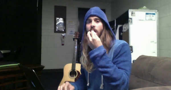 JaredLeto's tweet photo. Howdee!!! On @VyRT RIGHT NOW. Come say hi! http://t.co/E3BZpudZsN http://t.co/ptTuqvD1mk