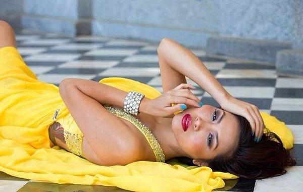 سأرقص وسأسمعك هذه الليله رنين خلخالي
سأجعلك تموت شوقا لأحتضاني
تمووت قهرا لبعدي وغيابي
سأجعلك في كل لحظة من عمرك