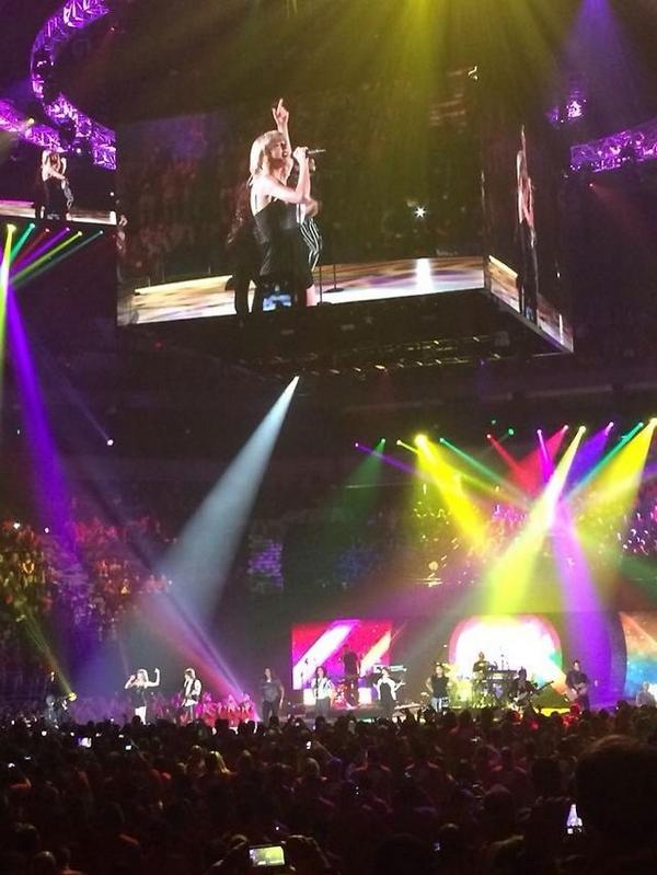 Taylor_UpdateJP's tweet photo. #TargetFNM でShake it offとI knew you were troubleをパフォーマンス🙈❤️
#テイラーアンバサダー http://t.co/DcrtuHIuxS