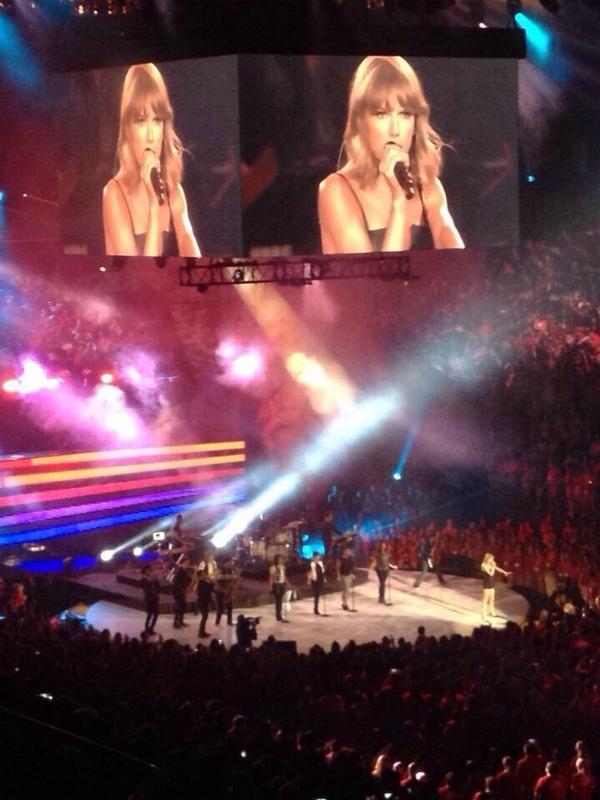 Taylor_UpdateJP's tweet photo. #TargetFNM でパフォーマンスをしたTaylor😻💕
http://t.co/ieaWBRSzw5
#テイラーアンバサダー http://t.co/x5K2ZML4rv
