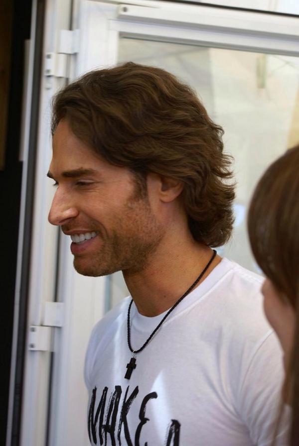 RullinaticasEsp's tweet photo. [FOTOS] Llegada de @sebastianrulli al #RulliEvento @onceyonce_ vía @anna_reyes67 👍👍 http://t.co/Q2o3MNCiFE