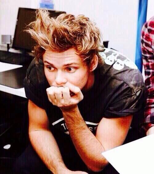 httpfraud's tweet image. which fake?