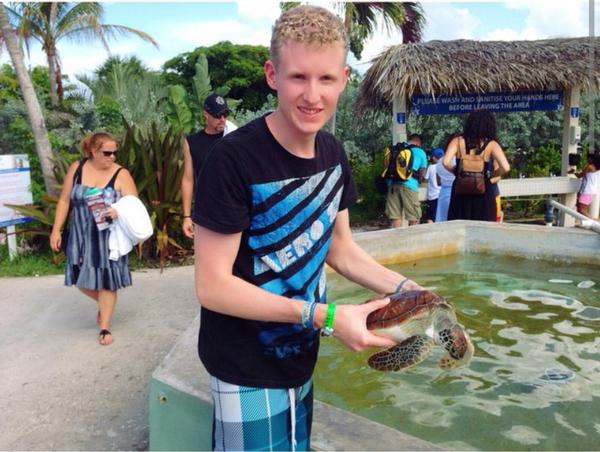 BryanStarsRP's tweet photo. Shout out to my new Bae. Squirt, from finding nemo. http://t.co/qprDVsAaM9