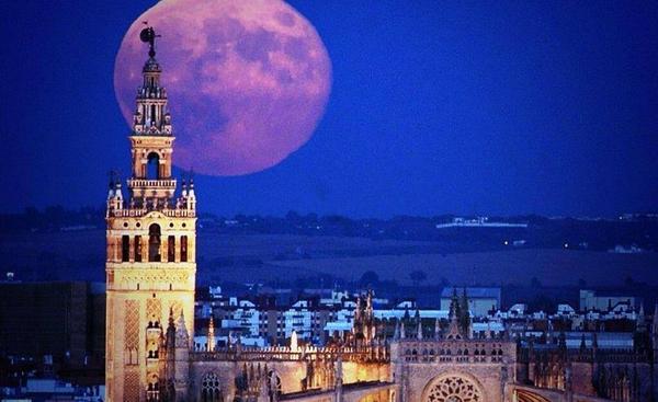 ¿De quién se va a enamorar la luna si no es de ti, Sevilla?