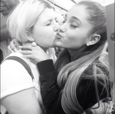 LennonHayley_'s tweet photo. Ariana grande chokes fans #Arifact http://t.co/htufHQNeqj