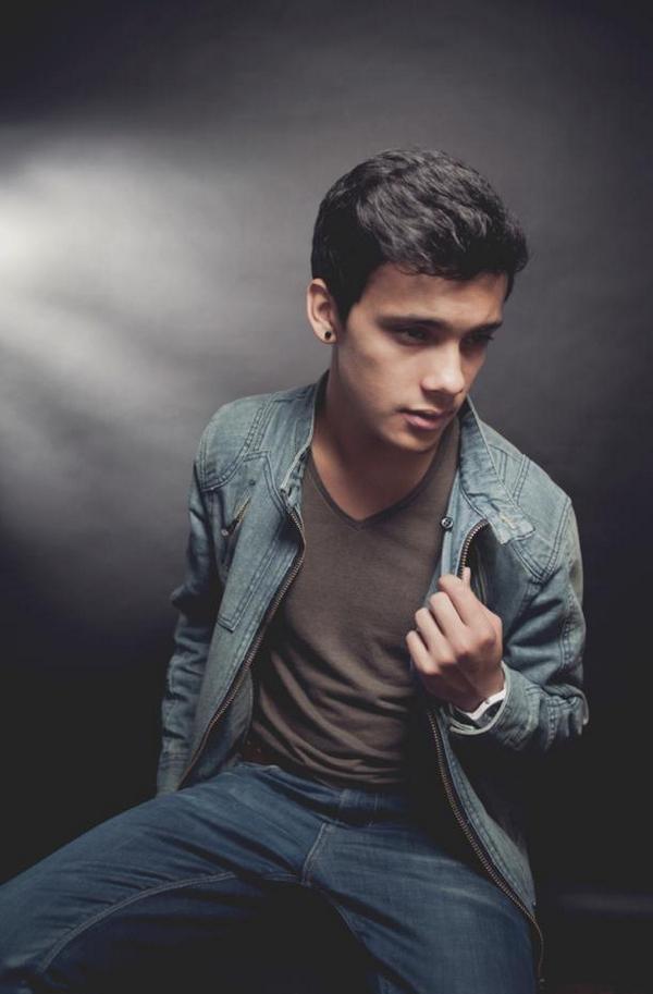 mitzirivera2181's tweet photo. Yo voto por # bullysebas para # KCA México como persona favorita en twitter @bullysteria  @SebasArango http://t.co/EqUTmgq49w