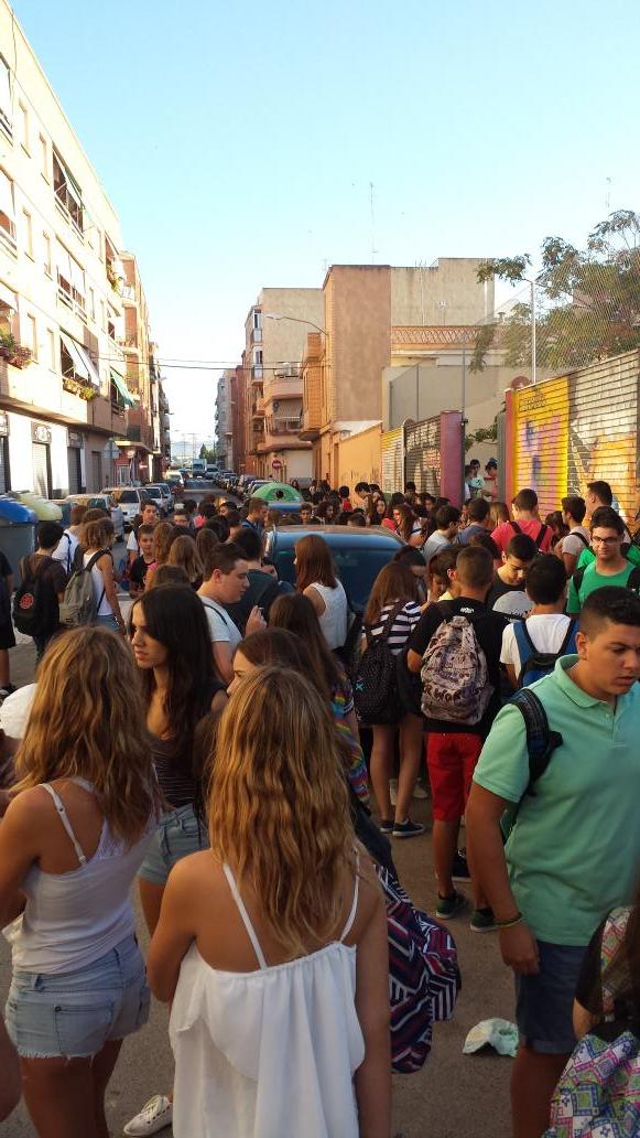 toniGM97's tweet photo. #alumnosderretidos El San Jaime no entra http://t.co/aIHP35bcO3