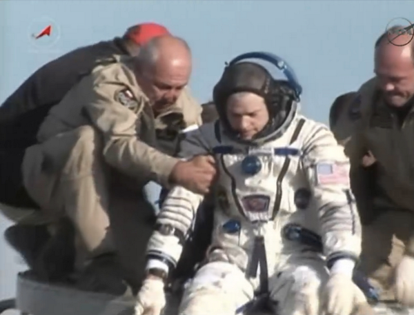 ObservingSpace's tweet photo. NASA astronaut Steve Swanson exiting the Soyuz spacecraft #nasahdtv #nasa #expedition40 #exp40 #soyuz http://t.co/NeKGNc3WSm