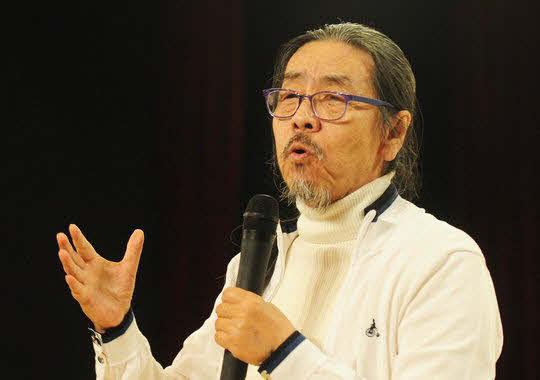 소설가 이외수씨는, 최경환 경제부총리가 서민들의 세금 뜯어내는 "담뱃값 2,000원" 인상을 "국민건강차원"이라고 밝힌것에 “용왕님 토끼 간 씹다 어금니 부러지는 소리”라고 비판했고 인터넷에 일파만파 퍼졌습니다