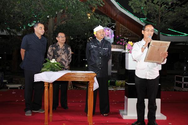 PelukisMerdesa's tweet photo. "@Haidar_Bagir:"Piagam Welas Asih" tandai masuknya Purwakarta sbg Kota Welas Asih ke-43 dunia,ke-2 di RI http://t.co/KD2k2znvfo"
#MERDESA !!