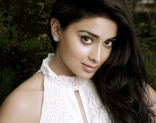 Flim Cafe wishes Shriya Saran A Very Happy Birthday! 