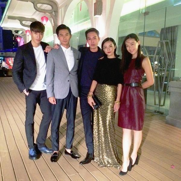 InstaSingapore's tweet photo. #weLOFFit 😘😘😘 @limrebecca @thedesmondtan @yoyokulala @allen0613 #lofficielsingapore #lofficielsg #rebeccalim #des... http://t.co/r59WCrY9VC