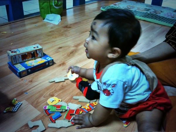 Ini adik Dhava (9 bln) salah satu pasien anak yang ikut main di Poli Anak RSHS td pagi.