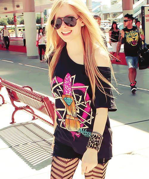 jlessentin3's tweet image. "@VirtuosicAvril: &amp;lt;3 #MTVEMA #NominateAvrilLavigne http://t.co/5Iov8zuJ2S"so cool..:0