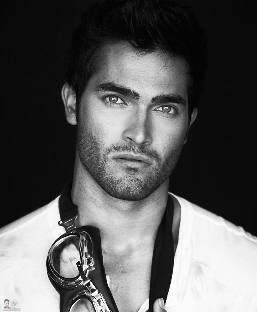 Today its the Birthday of Tyler hoechlin happy Birthday to him 