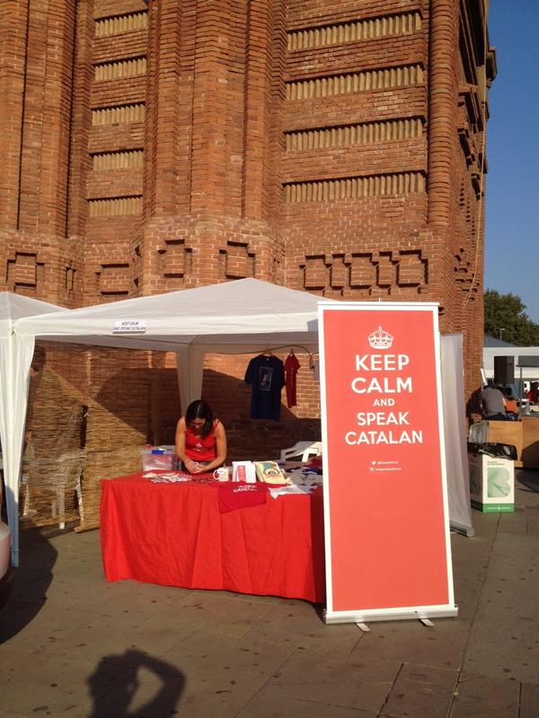 KeepCalmCat's tweet photo. Si us fa falta una samarreta vermella, a la parada de #KeepCalmCat en tenim. Al peu de l’Arc del Triomf. Bona Diada. http://t.co/F2PJE36Jdb