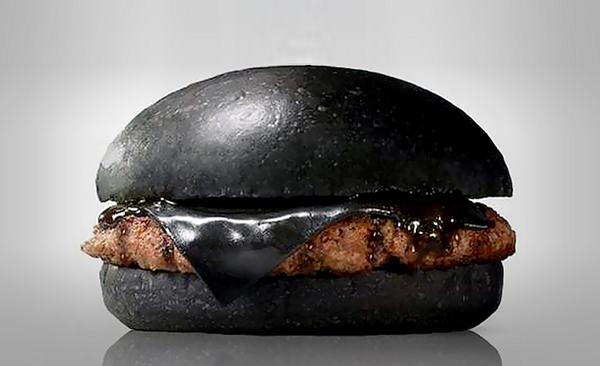 boredpanda's tweet image. Japan’s Burger Kings Sell Black Burgers Colored With Bamboo Charcoal And Squid Ink (3 pics): boredpanda.com/black-burger-k…