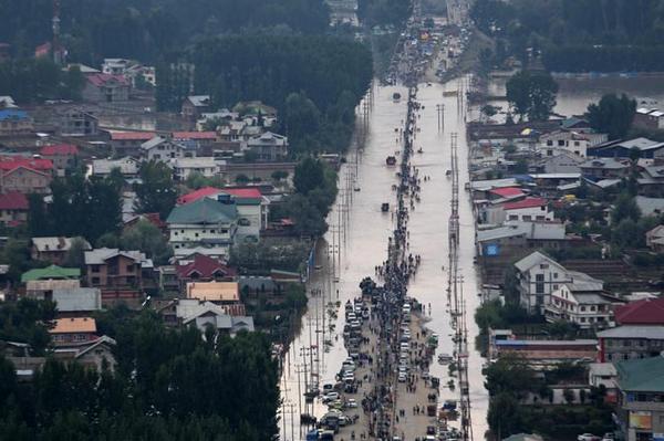 htTweets's tweet photo. From gut-wrenching destruction to heart-warming rescue ops: #KashmirFloods in 50 pictures http://t.co/MyIdsru2sa http://t.co/VQIjbf18Mu