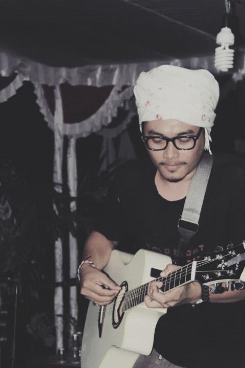 Aris memainkan gitar saktinya :D