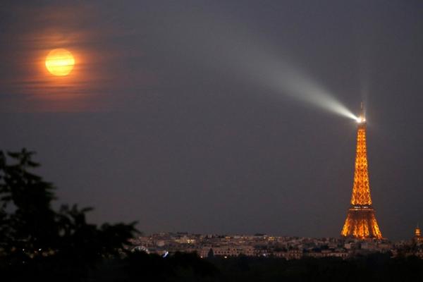 randomlynew's tweet photo. 10 #beautiful #caputres of the #final #supermoon of 2014 http://t.co/5wTFidbiAb http://t.co/7bHJ5fDcjU